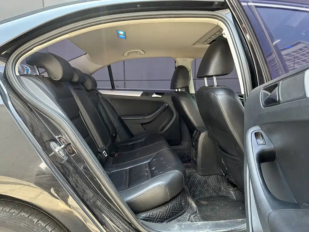 VOLKSWAGEN SAGITAR 2013