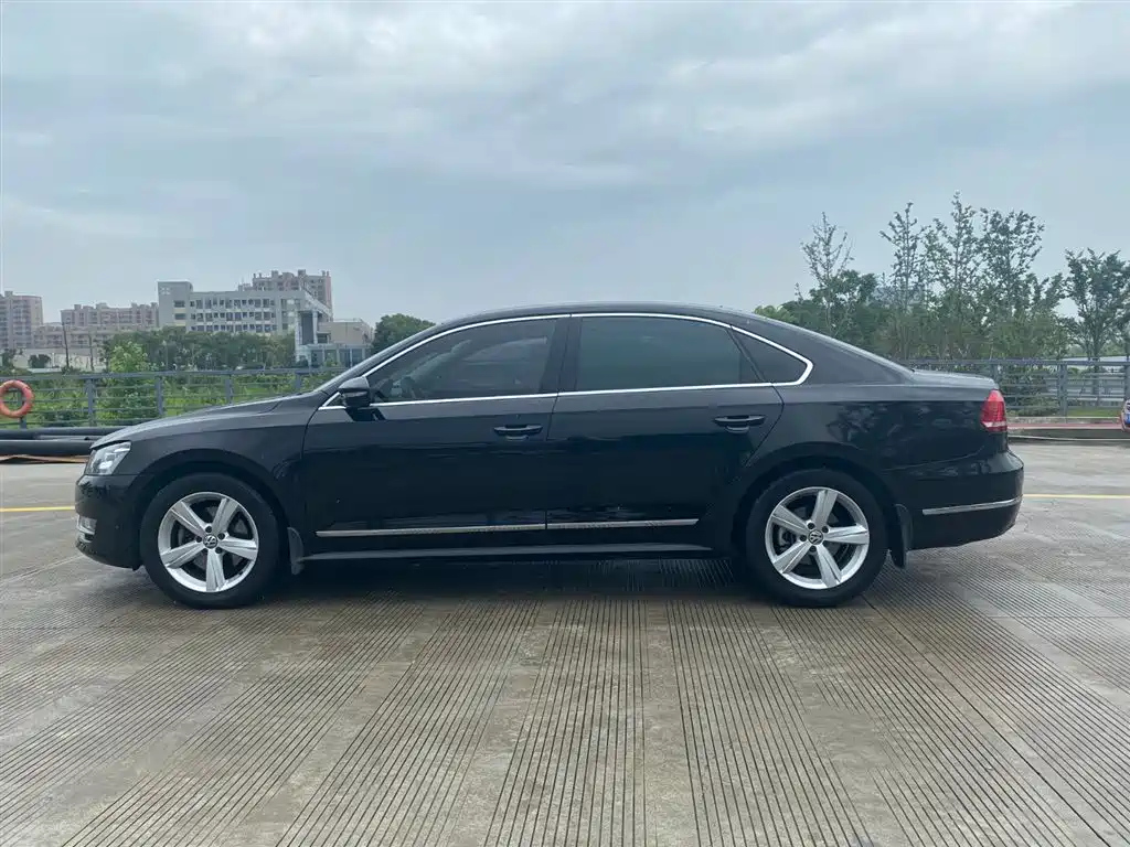 VOLKSWAGEN PASSAT 2013