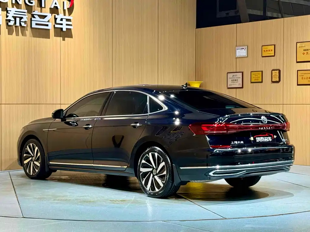 VOLKSWAGEN PASSAT 2023