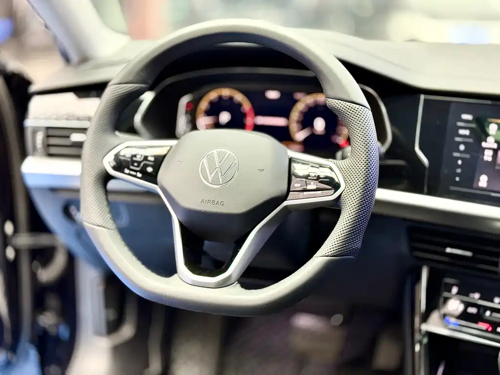 VOLKSWAGEN PASSAT 2023