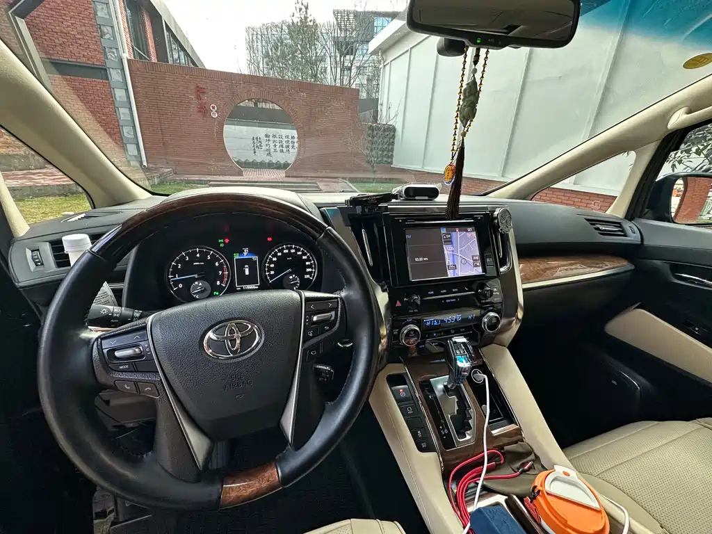 TOYOTA ALPHARD 2015