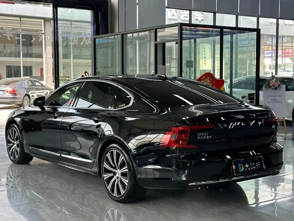VOLVO S90 2023