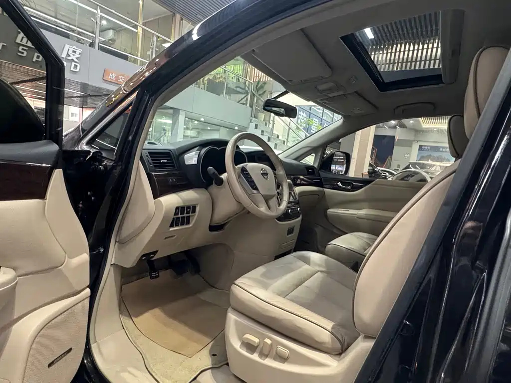 NISSAN QUEST 2017