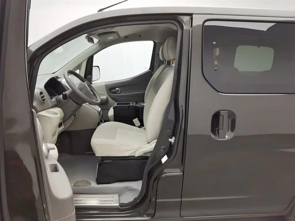 NISSAN NV200 2017