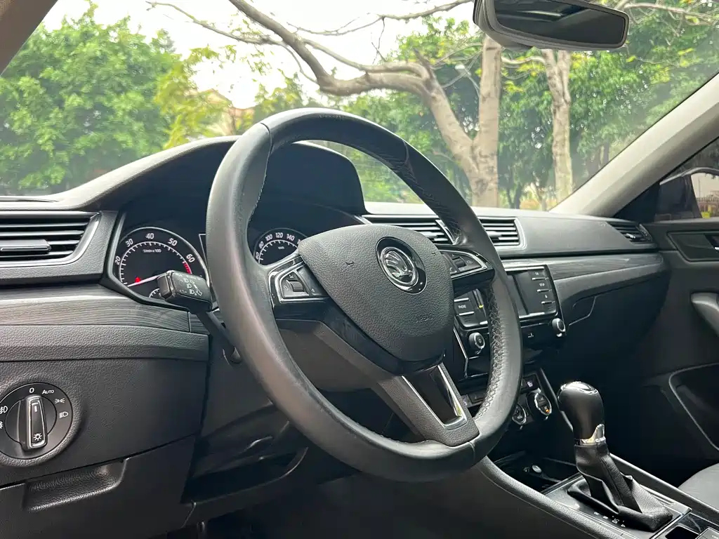 SKODA SUPERB 2017