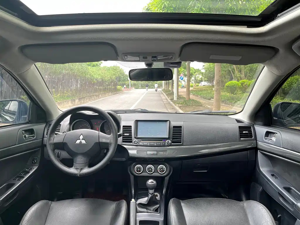 MITSUBISHI LANCER EX 2011