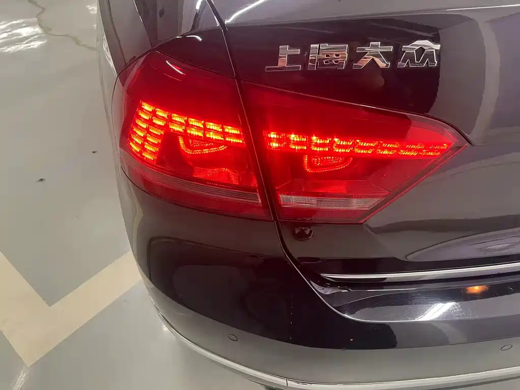 VOLKSWAGEN PASSAT 2011