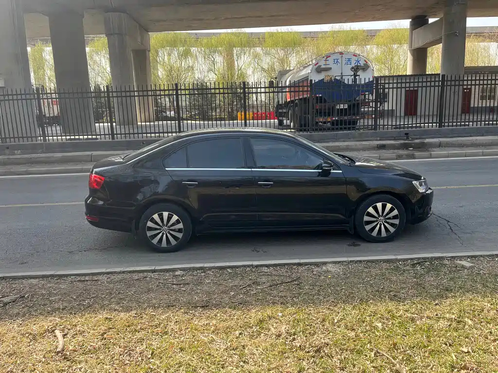 VOLKSWAGEN SAGITAR 2013