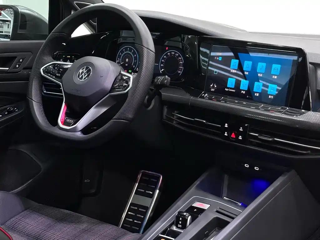 VOLKSWAGEN GOLF 2023