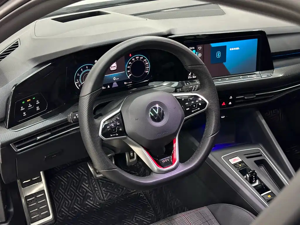 VOLKSWAGEN GOLF 2023