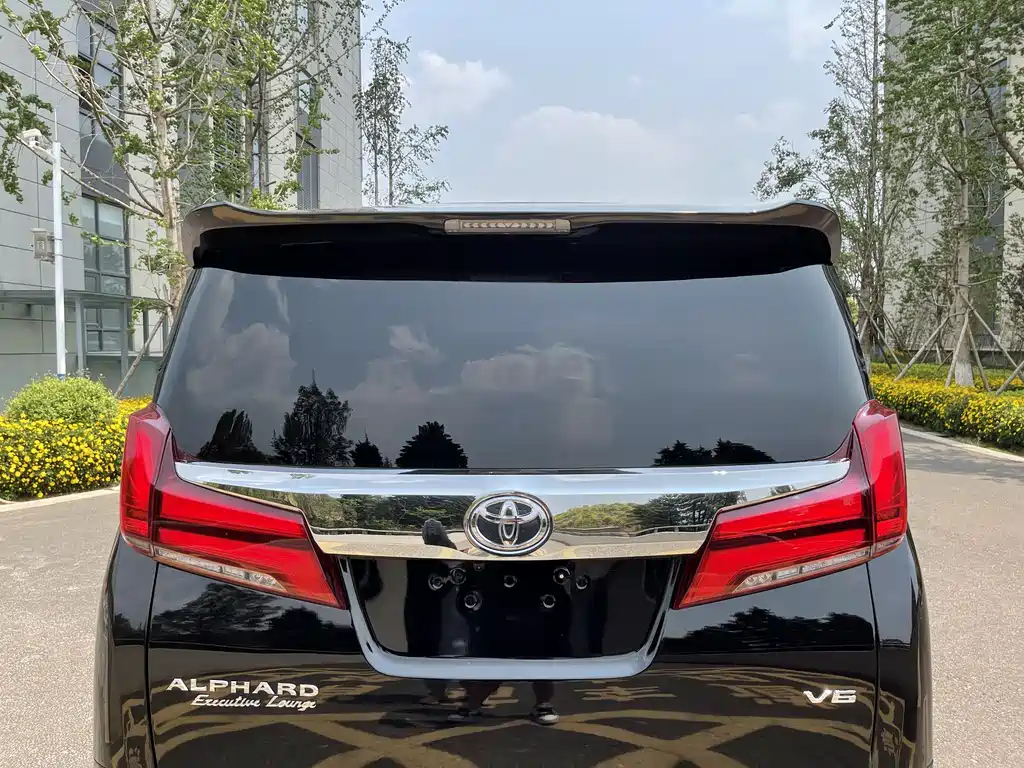 TOYOTA ALPHARD 2012