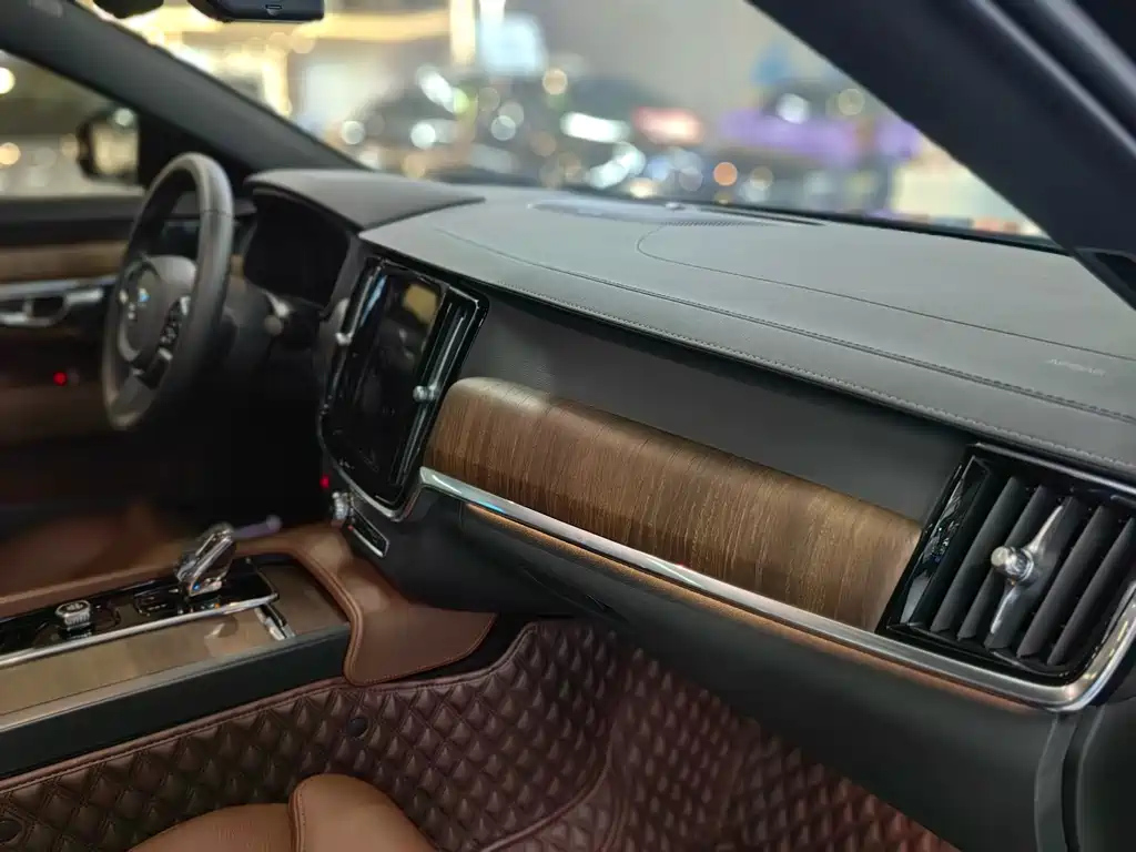 VOLVO S90 2023