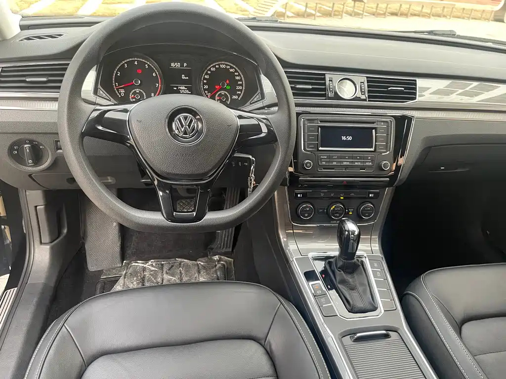 VOLKSWAGEN PASSAT 2017