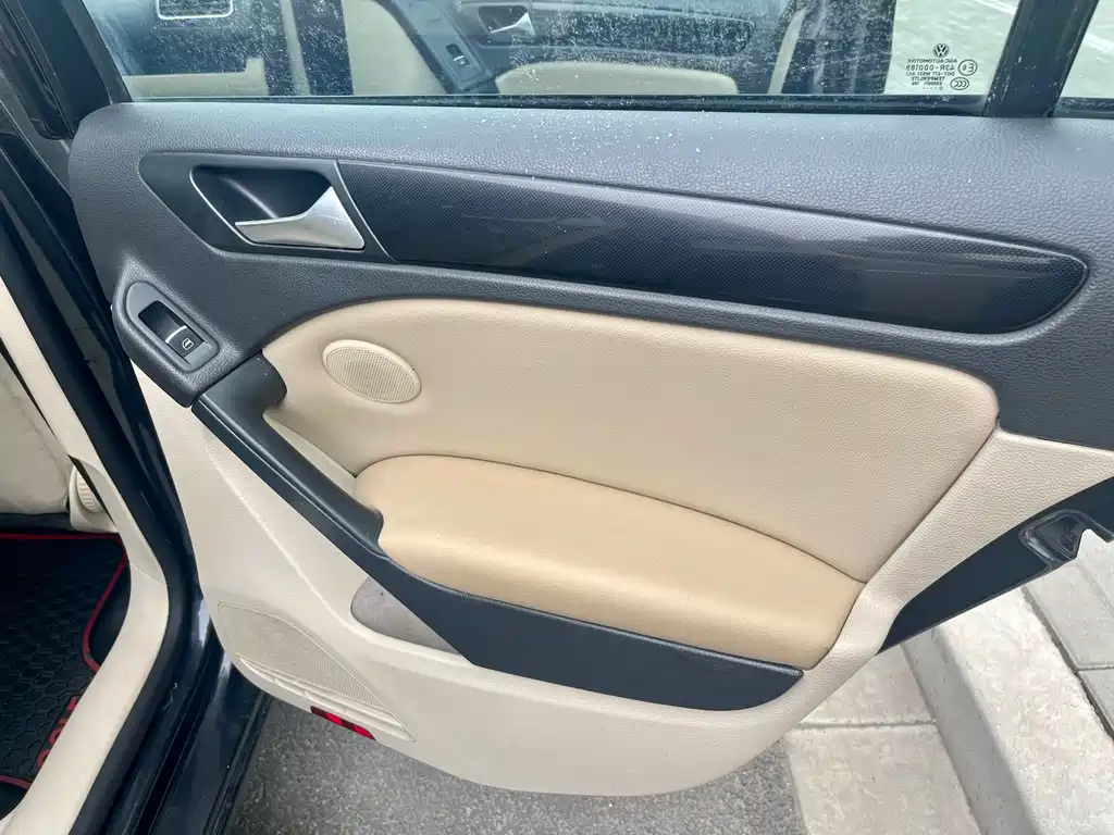 VOLKSWAGEN GOLF 2010