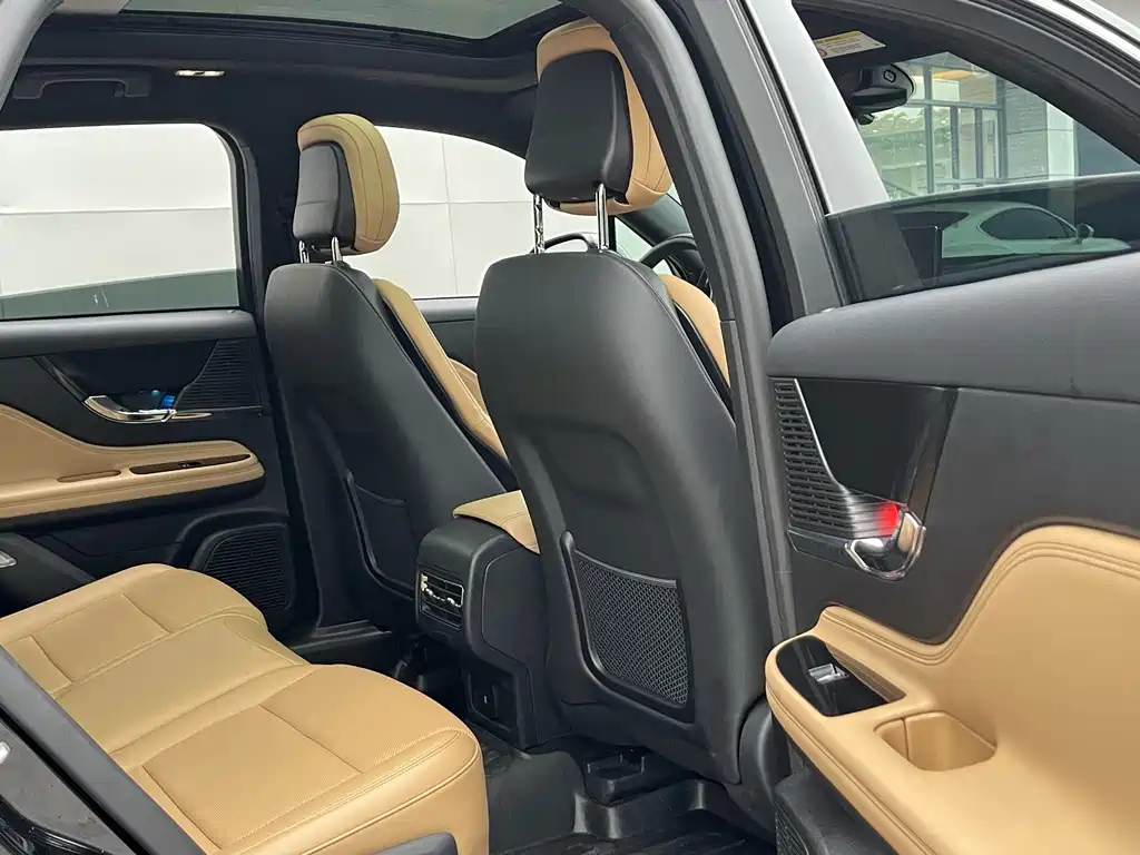 LINCOLN ADVENTURER 2021