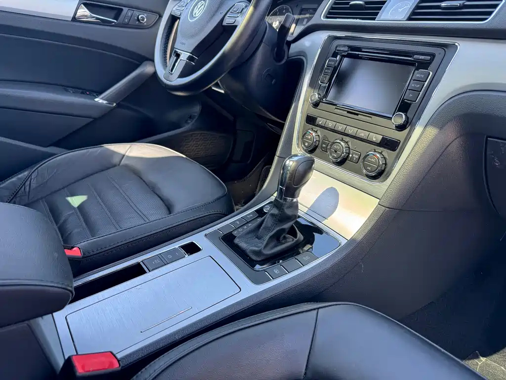 VOLKSWAGEN PASSAT 2015