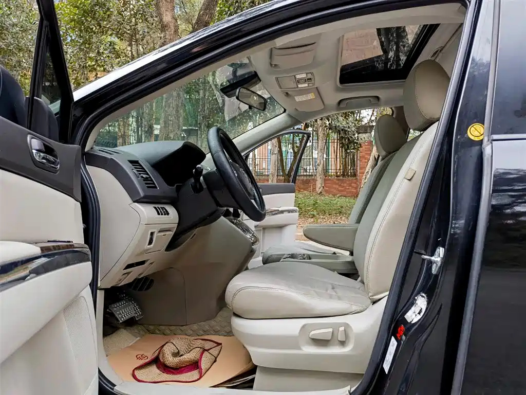 MAZDA 8 2011