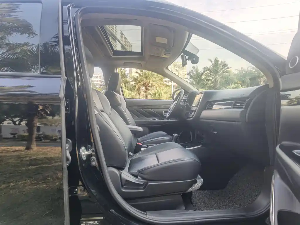 MITSUBISHI OUTLANDER 2020