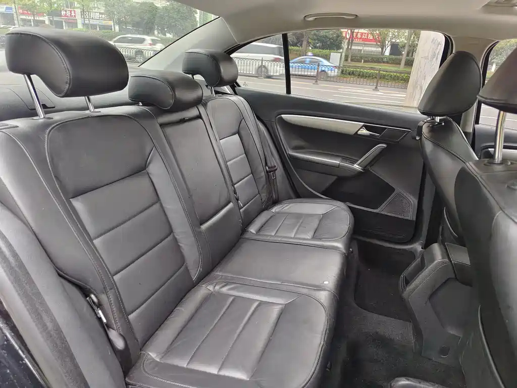 VOLKSWAGEN LAVIDA 2015