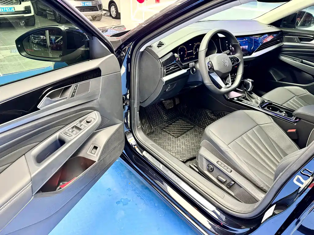 VOLKSWAGEN PASSAT 2023