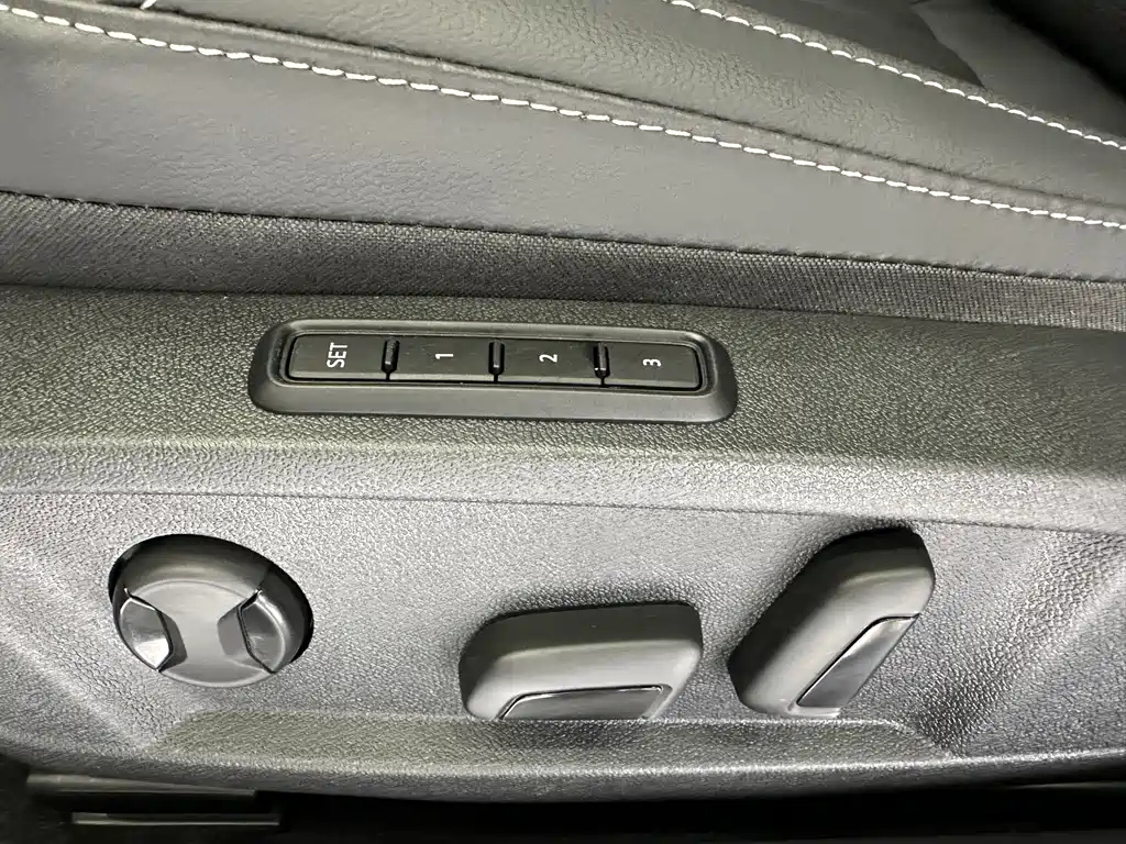 VOLKSWAGEN PASSAT 2023