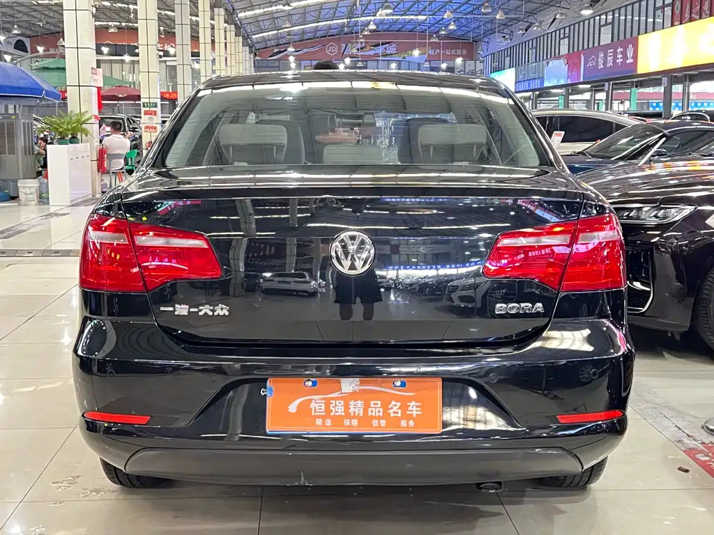 VOLKSWAGEN BORA 2015