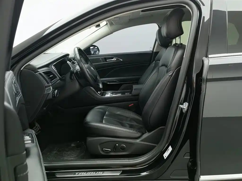FORD TAURUS 2020