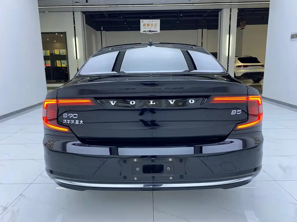 VOLVO S90 2023