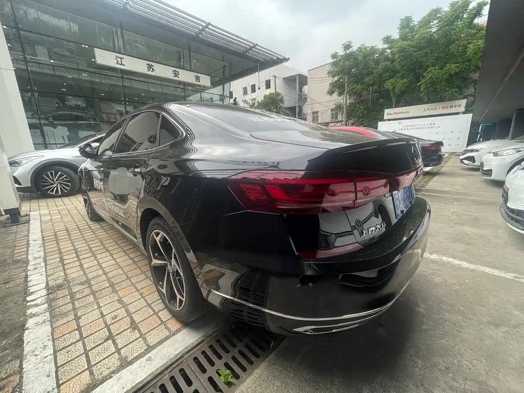 VOLKSWAGEN PASSAT 2023