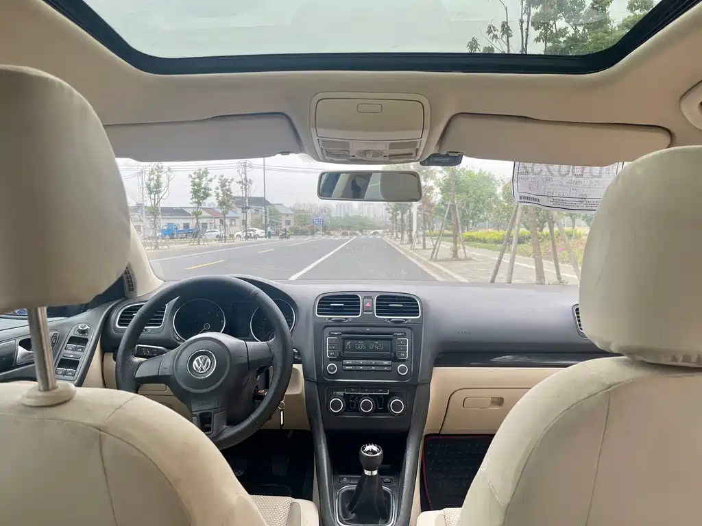 VOLKSWAGEN GOLF 2010