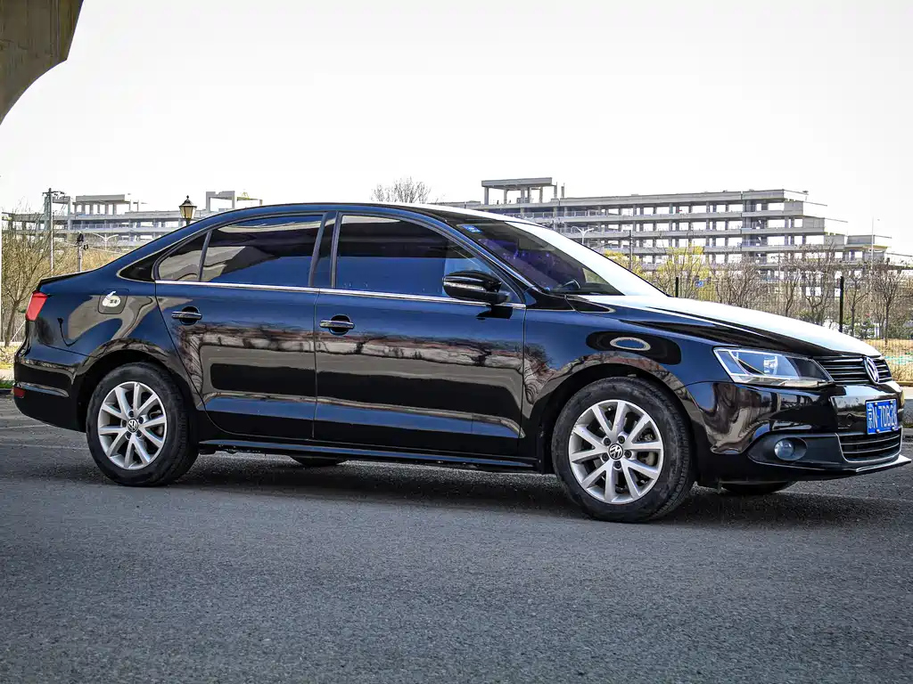 VOLKSWAGEN SAGITAR 2013