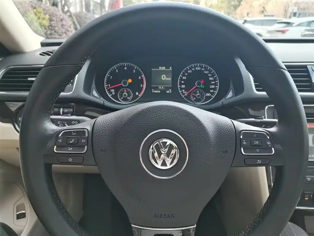 VOLKSWAGEN PASSAT 2014