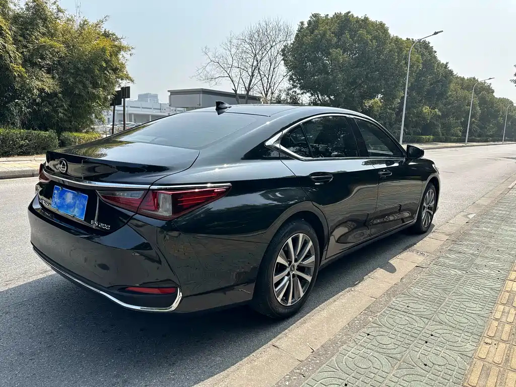 LEXUS ES 2020