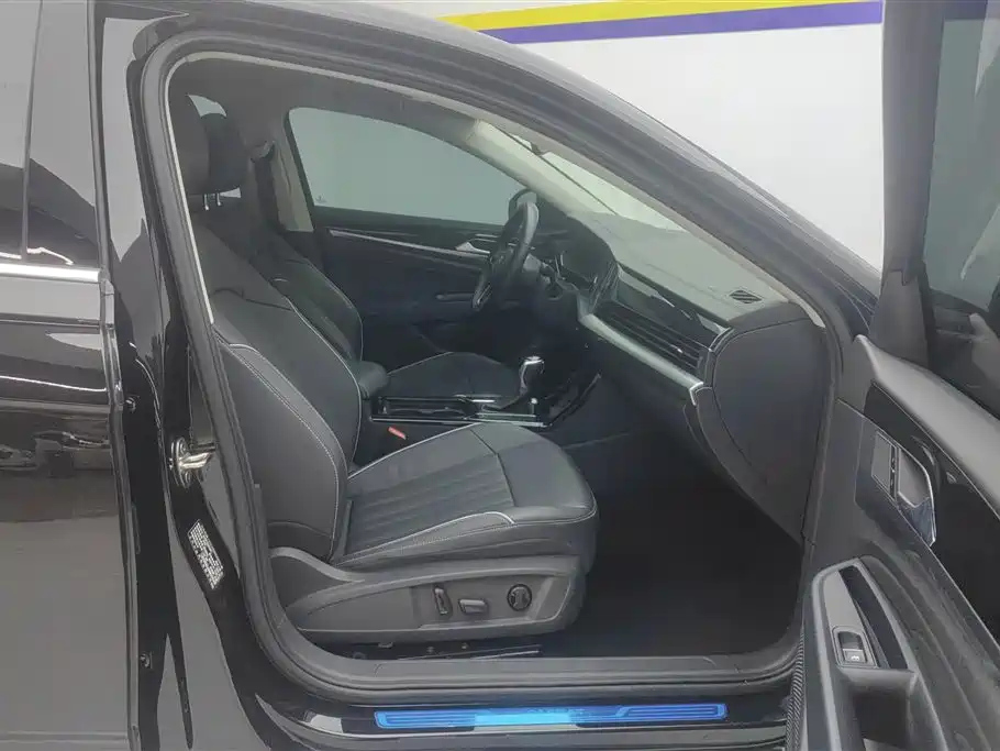 VOLKSWAGEN PASSAT 2023