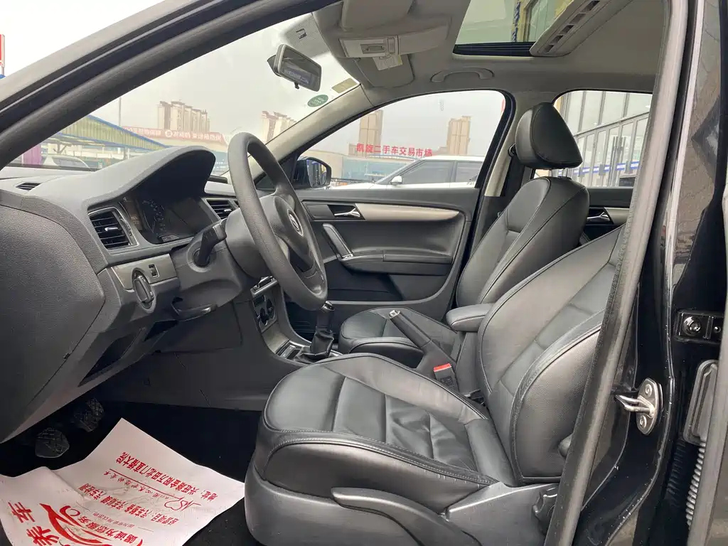 VOLKSWAGEN LAVIDA 2015