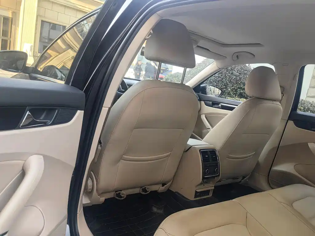 VOLKSWAGEN PASSAT 2013