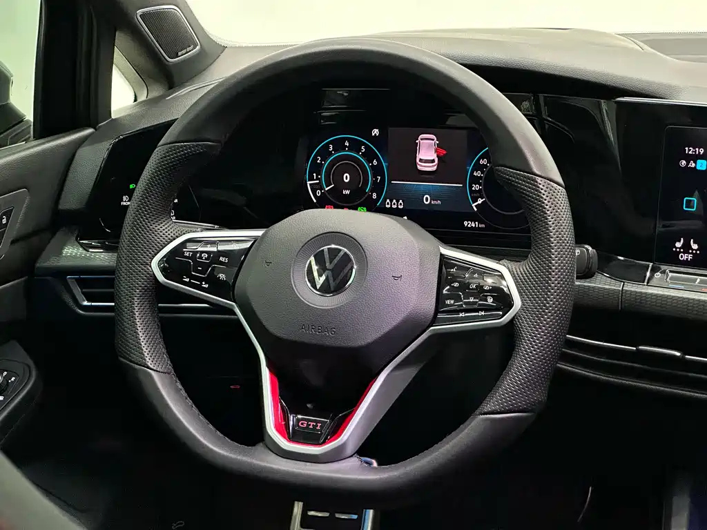 VOLKSWAGEN GOLF 2023