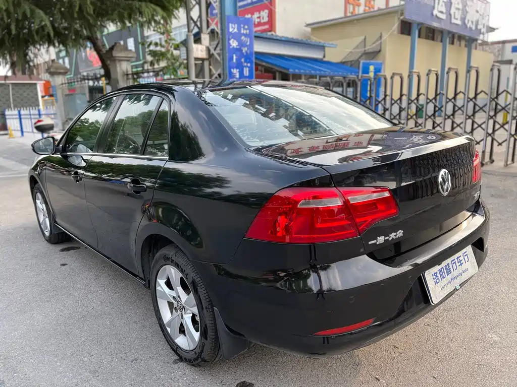 VOLKSWAGEN BORA 2015