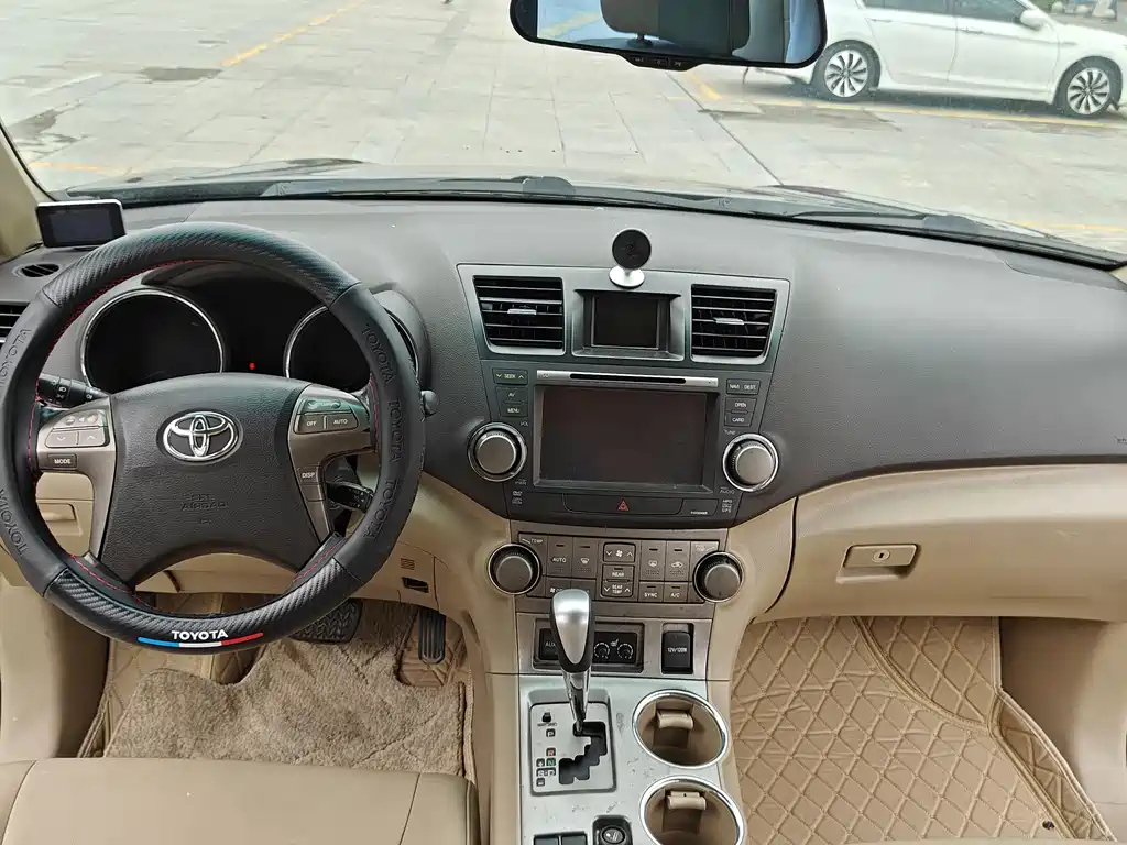 TOYOTA HIGHLANDER 2010