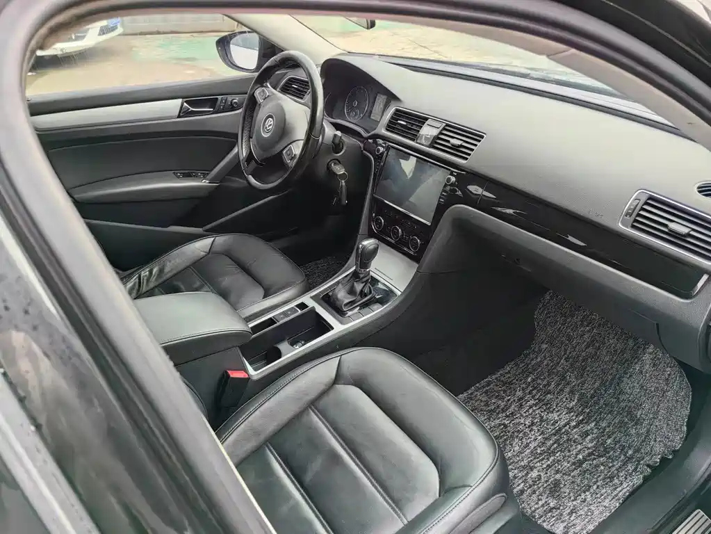 VOLKSWAGEN PASSAT 2015