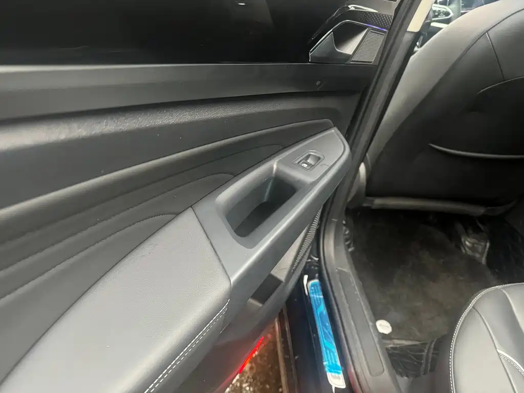 VOLKSWAGEN PASSAT 2023