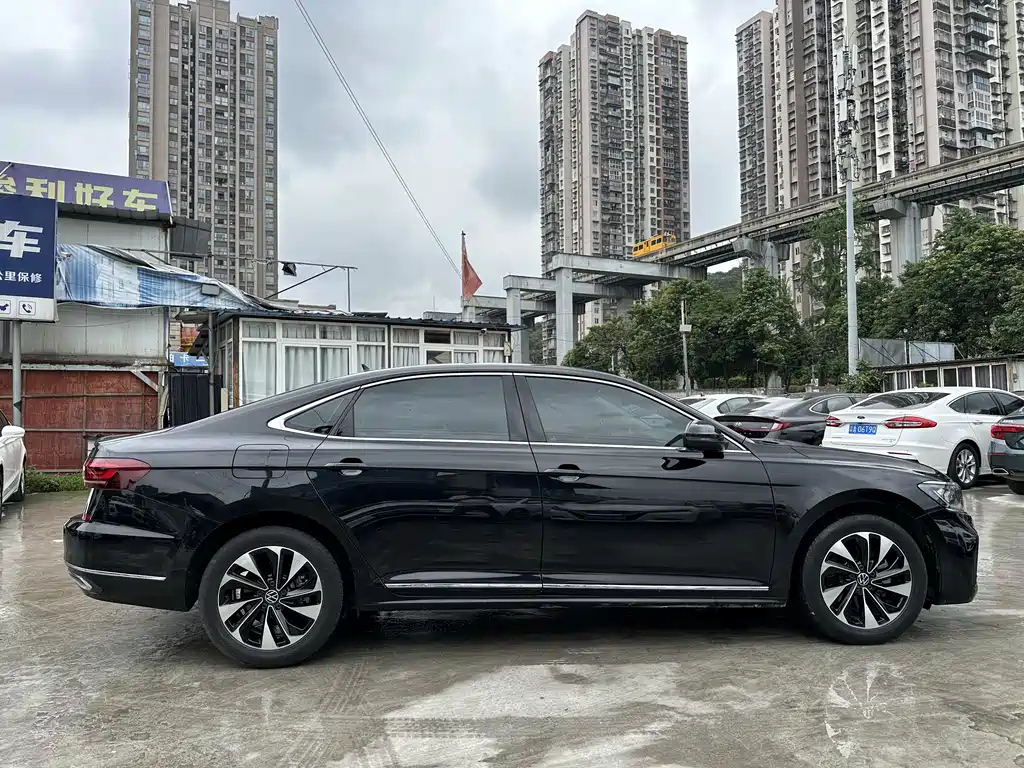 VOLKSWAGEN PASSAT 2023