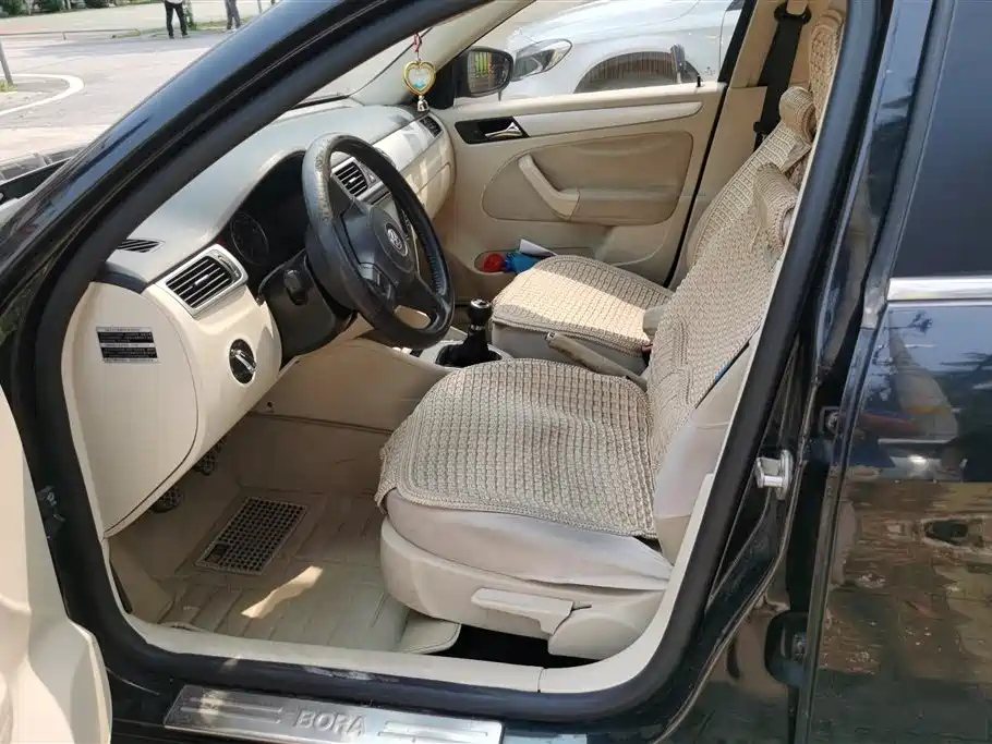 VOLKSWAGEN BORA 2012