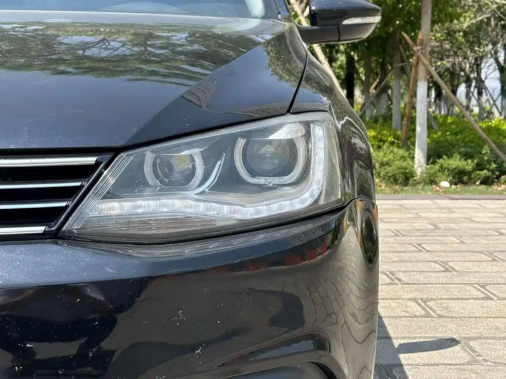 VOLKSWAGEN SAGITAR 2013