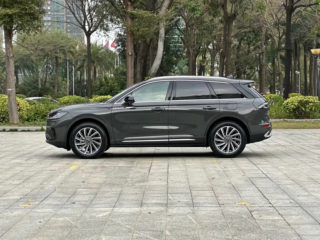 LINCOLN ADVENTURER 2023