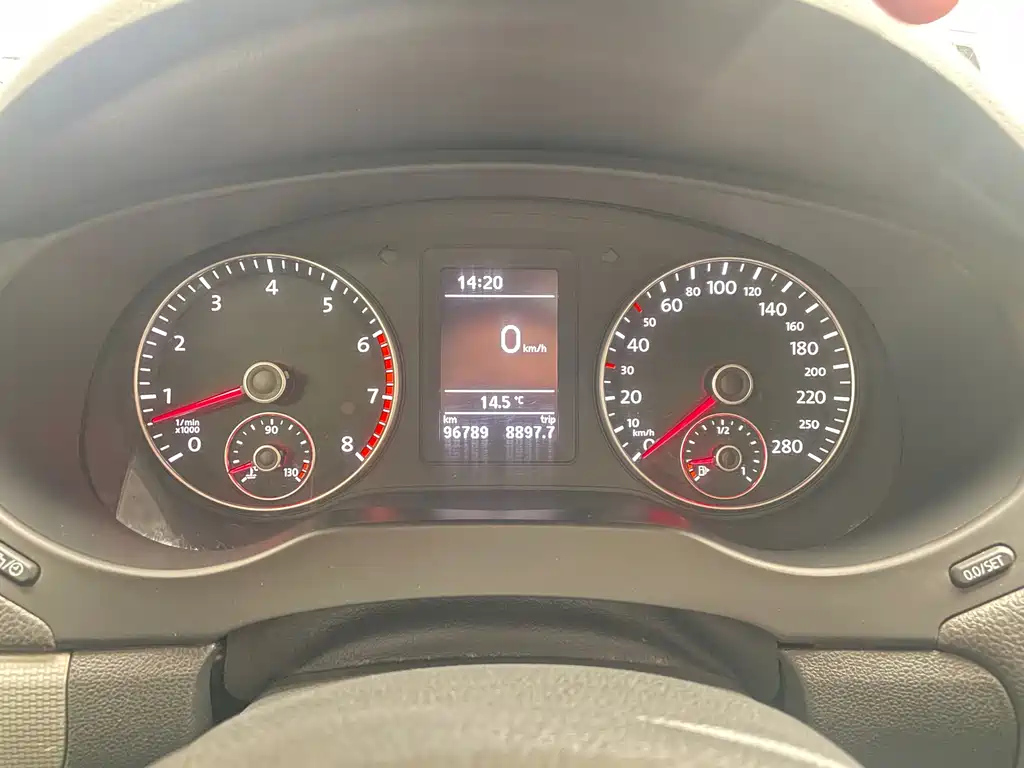 VOLKSWAGEN SAGITAR 2015