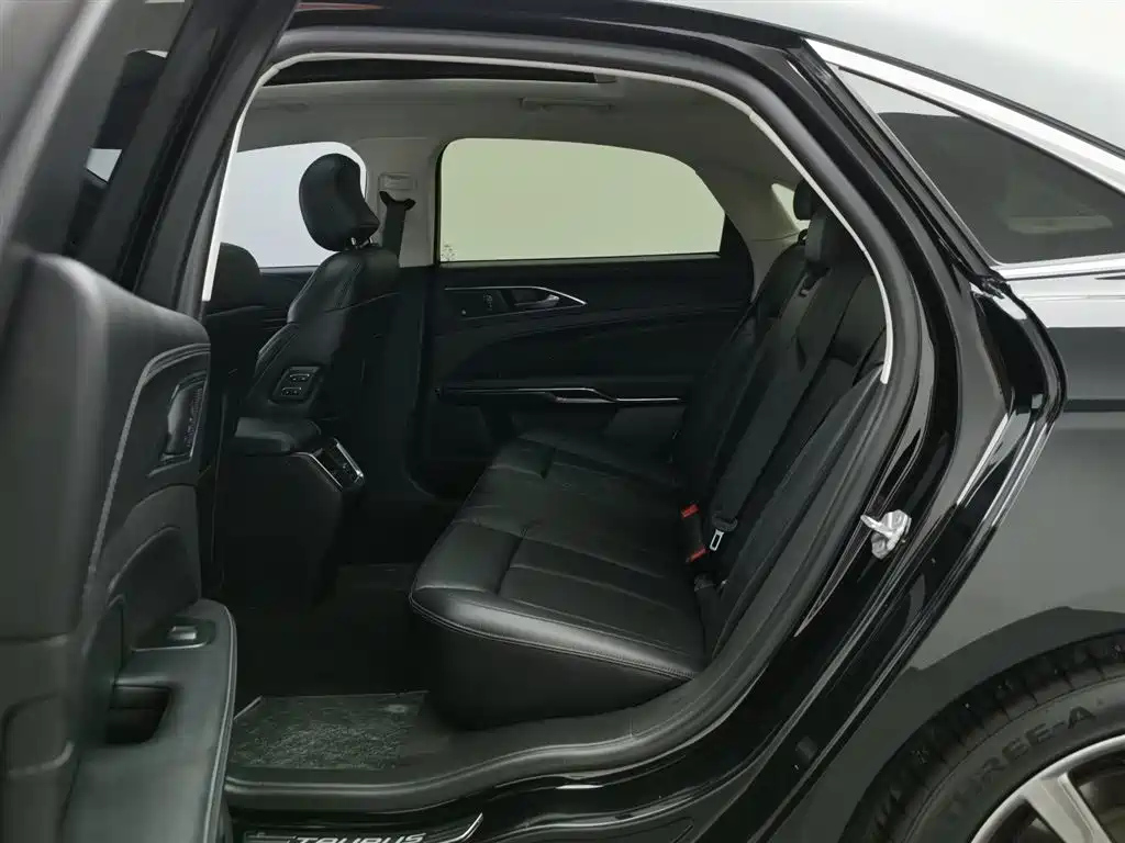 FORD TAURUS 2020