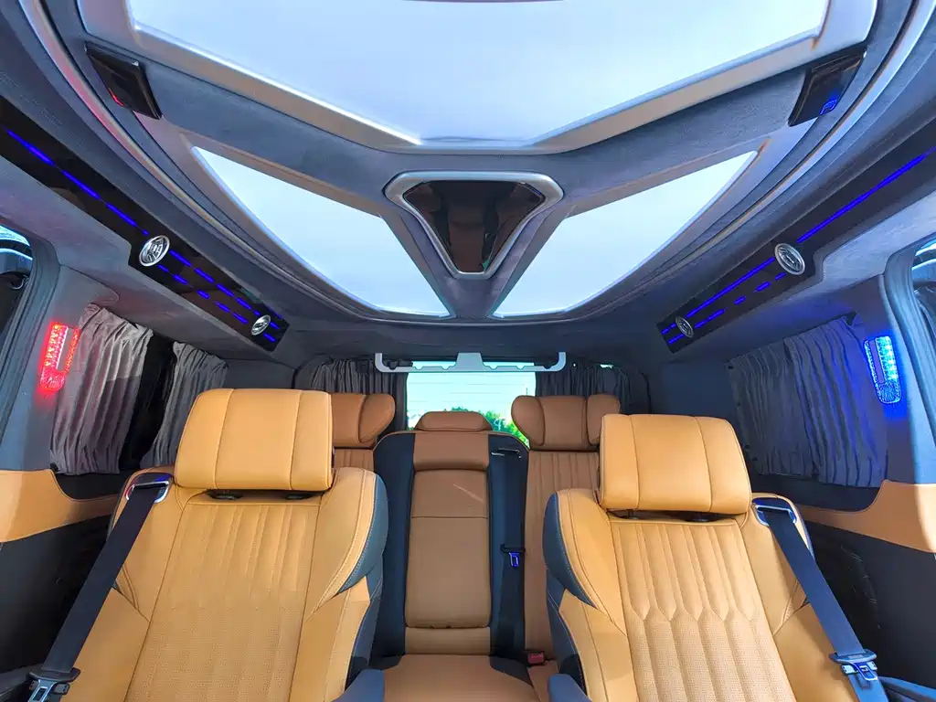 FORD TOUREO 2024