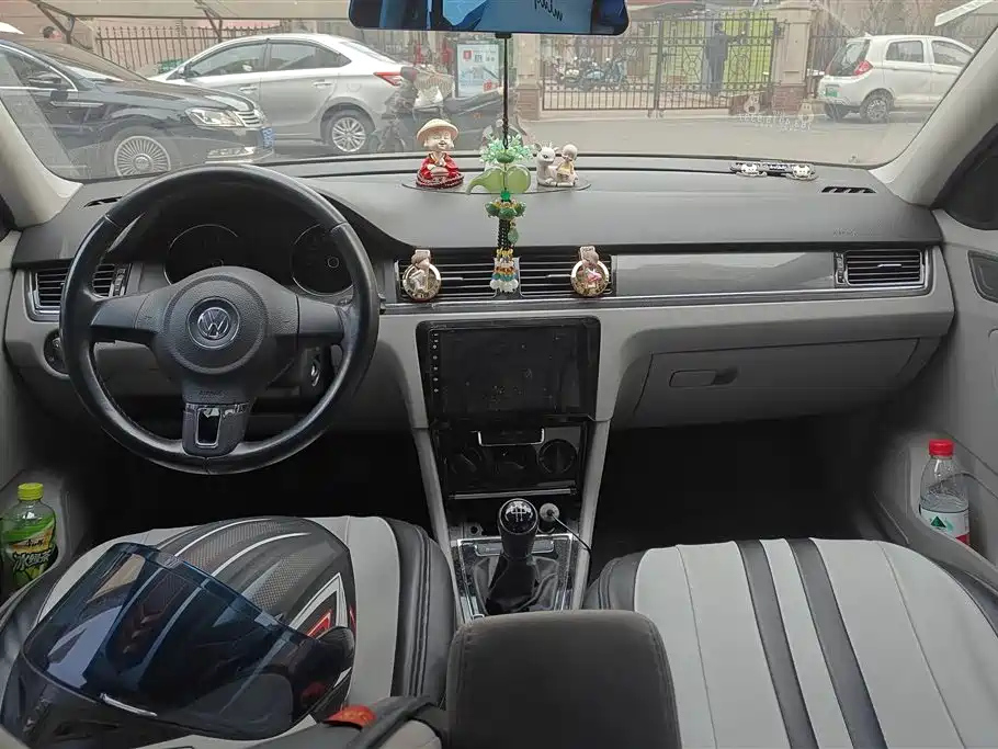 VOLKSWAGEN BORA 2015