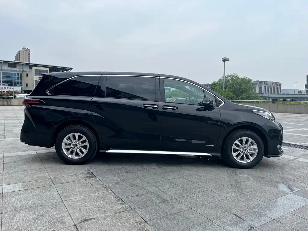 TOYOTA GRANVIA 2024